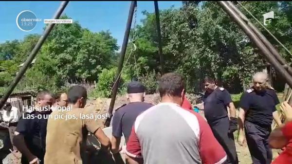 L-a înghiţit pământul! Un muncitor din Vâlcea a murit în timp ce săpa la o fântână