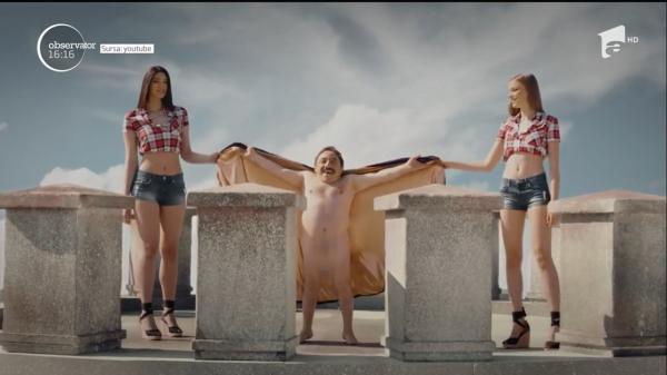 Scandal monstru la Târgoviște! Un pitic dezbrăcat, însoţit de tinere sexy, apare într-o reclamă la un celebru fast food. Filmările s-au făcut în Turnul Chindiei