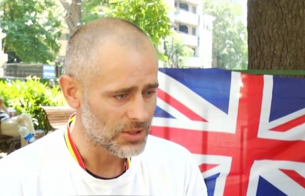 Gest disperat! Tatăl celor doi copii adoptați de un cuplu de gay din Marea Britanie e în greva foamei şi a bătut la porţile ambasadei