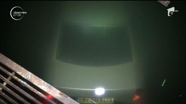 A plonjat cu maşina într-un canal, între Brăila şi Galaţi, a ieşit nevătămat din apă şi a fugit de la locul accidentului