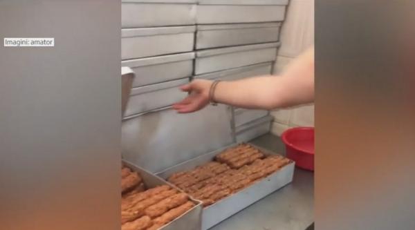 NEREGULI GRAVE în bucătăriile restaurantelor de la malul mării! Carne de mici cu MUȘTE, muștar ținut în găleți de vopsea!