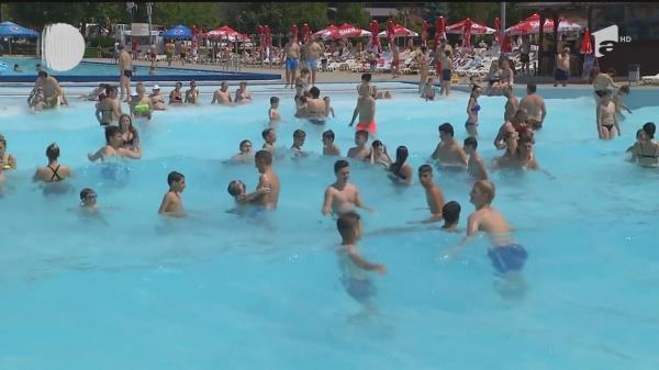 32 de grade, la umbră! Canicula a umplut ștrandurile din Capitală și nu numai