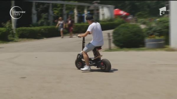 Trotineta electrică, între modă și pericol. Fără reguli clare, românii îşi riscă viaţa gonind pe unde pot