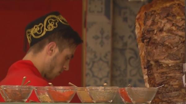 În lunile de vară studenţii ajung să lucreze mai mult pentru experienţă şi bacşiş!