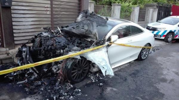 Reglare de conturi CA ÎN FILME, la Constanţa! O limuzină a fost INCENDIATĂ chiar în faţa casei proprietarului!
