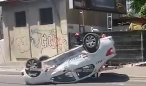 Accident spectaculos în Capitală. Un şofer grăbit, la volanul unui bolid de lux, a răsturnat o maşină de poliţie