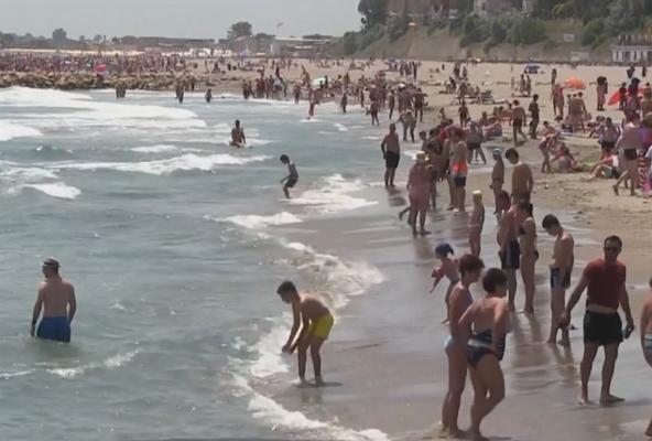 Caniculă pe plajă, pericol în apă. Salvamarii au ridicat steagul roşu pe plajele din sudul litoralului românesc