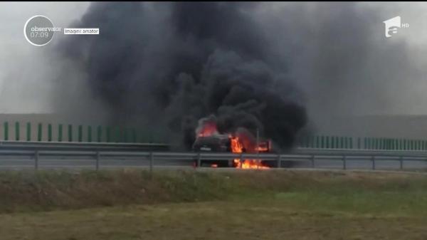 Panică pe Autostrada Soarelui! O maşină a ars complet. Traficul a fost oprit pe ambele sensuri