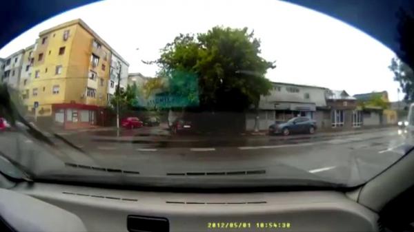 Accident groaznic în Galaţi: O femeie a fost spulberată de o maşină pe trecerea de pietoni (VIDEO)