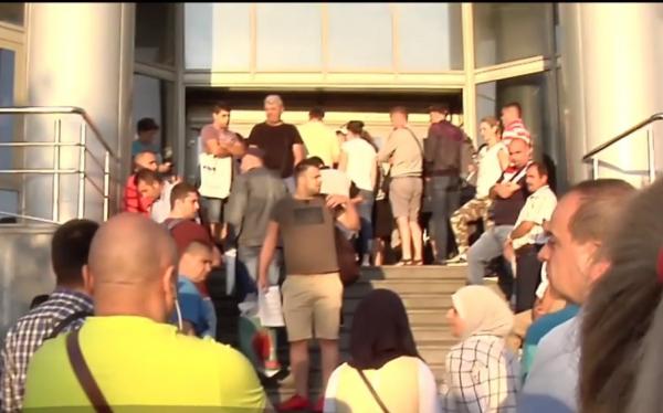 La permise şi paşapoarte e coadă la ghişee, dar şi la programări online. Prima dată liberă e 17 august