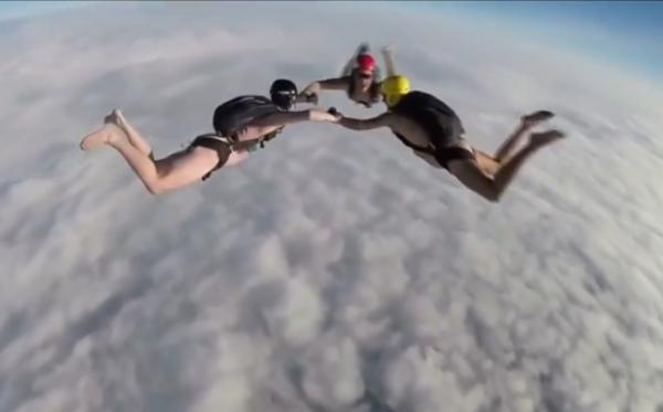 Salt periculos, de la o altitudine de 7.000 de metri, în costumul lui Adam!