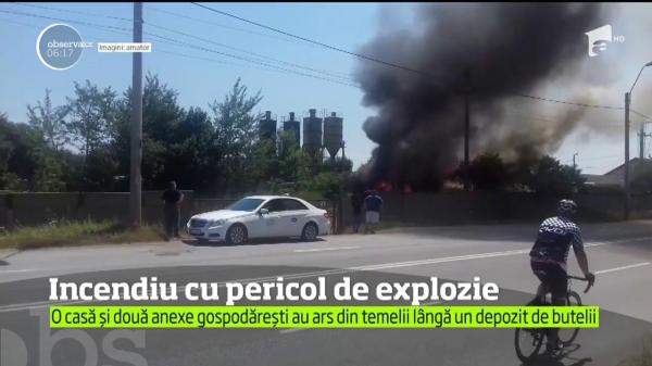 Panică în Hunedoara! Un incendiu de proporţii a pus pe jar un sat întreg!