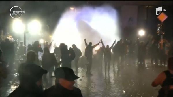 Proteste violente la Hamburg! Zeci de clădiri au fost vandalizate şi jefuite. Au fost mobilizate TRUPELE SPECIALE