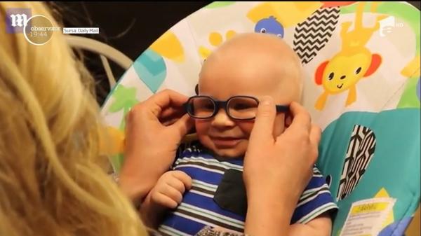 Şi-a văzut pentru prima dată mama cu ajutorul unor ochelari. Un copil de numai 3 luni a trăit, astăzi, clipe unice