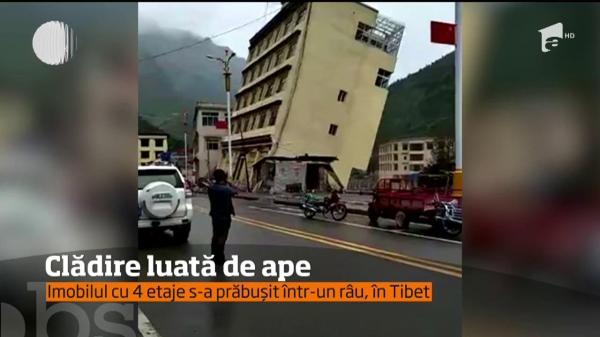 Imagini şocante surprinse într-o localitate din Tibet! O clădire cu patru etaje s-a prăbuşit într-un râu