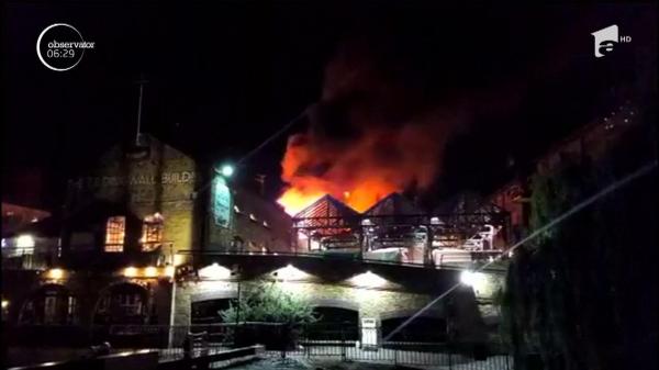 Piaţa Camden din Londra a fost mistuită de un incendiu puternic