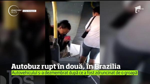 Un autobuz s-a rupt în două, în mers, după ce a trecut peste o groapă