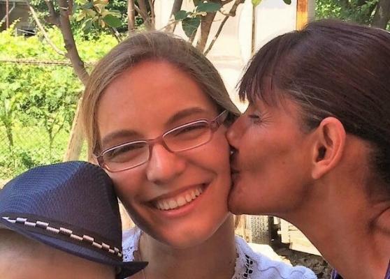 Abandonată când era bebeluş, Andreea şi-a căutat mama cu anii. La 24 de ani, tânăra şi-a regăsit familia