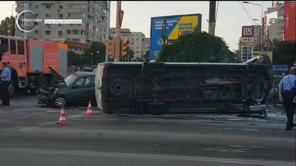 Clipe de groază la malul mării! Un şofer neatent a fost izbit violent de un microbuz cu 13 persoane la bord