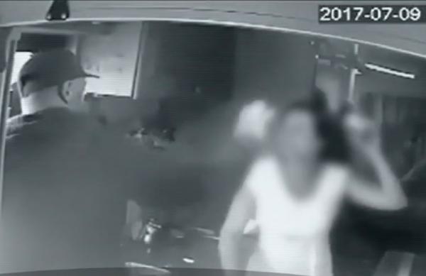 Imagini terifiante: o româncă a fost bătută şi jefuită în Londra de doi interlopi, tot români. Copiii victimei, martori la scena teribilă