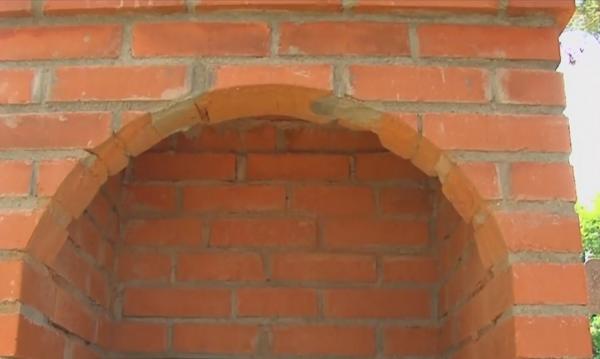 Un primar din Argeş a construit un grătar chiar în curtea Primăriei. Filmat, a început să facă scandal