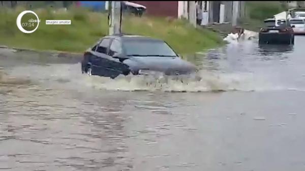 Vremea extremă revine în România! Copaci smulşi din rădăcină, maşini distruse şi lacuri în loc de străzi la Târgu Jiu