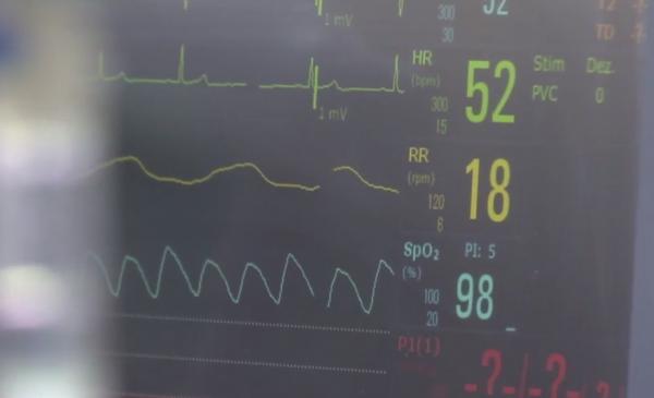 Fiul unui cunoscut matematician din Piteşti a ajuns la spital ÎN STARE CRITICĂ, tăiat pe picioare şi lovit la cap. Cel mai bun prieten l-ar fi băgat în comă (VIDEO)