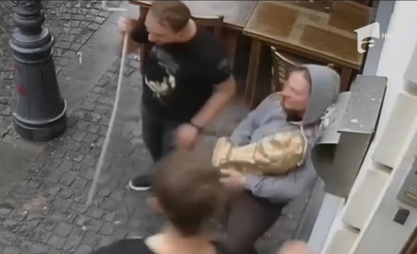 Leul furat de la intrarea în Muzeul Kitschului a fost adus înapoi de un individ mascat!