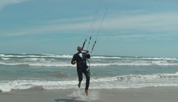 Senzaţie la Mamaia! Pe kite-surf îmbrăcat în costum, la cămaşă şi cu papion!