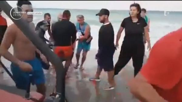 Şi-a căutat MOARTEA! Un turist a aşteptat să plece salvamarii de pe plajă şi s-a aruncat în valuri, la Costineşti. A fost scos fără suflare