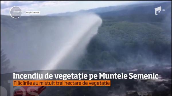 Incendiu de vegetaţie pe Muntele Semenic! Flăcările au mistuit trei hectare (VIDEO)