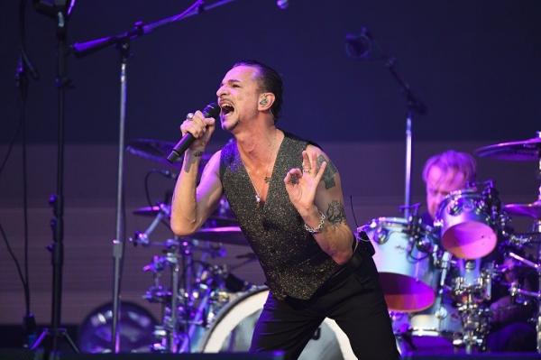 Fanii Depeche Mode trăiesc mari emoţii. Solistul a ajuns de urgenţă la spital şi şi-a anulat un concert