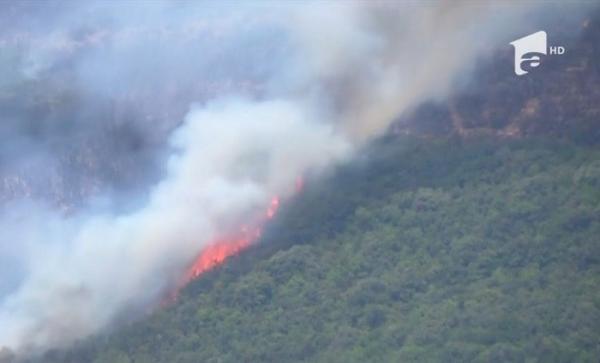 Incendiul din Parcul Naţional Domogled, de pe Valea Cernei, nu a putut fi stins nici până la această oră