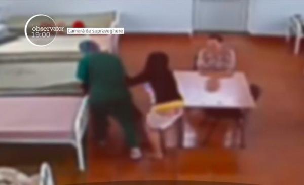 Imagini şocante într-un spital din Capitală. O pacientă e dată cu capul de marginea patului de o infirmieră, apoi e lăsată să zacă pe jos
