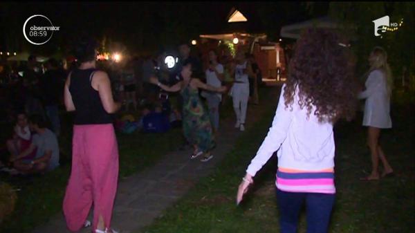 Răcoare, leagăne prinse în copaci şi muzică bună! Peste o mie de tineri au petrecut noaptea pe o insulă, în Târgu Mureș