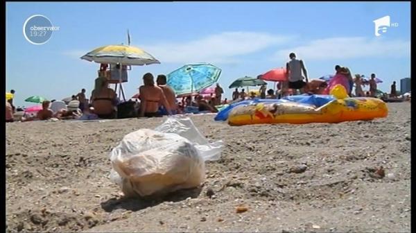 Faţa neplăcută a litoralului: mii de turişti îşi petrec vacanţa printre gunoaiele de pe plajă. Topul plajelor în funcţie de curăţenie