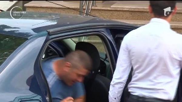 Bărbatul din Arges, care a amenintat o politistă pe Facebook, a fost retinut pentru 24 de ore, pentru ultraj. Anchetatorii vor să ceară arestarea sa preventivă