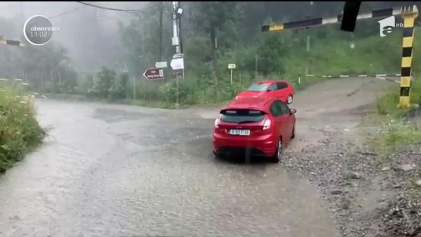 Peisaj de groază în ţară. Furtunile au măturat mai multe judeţe. În câteva localităţi apa a distrus totul în cale