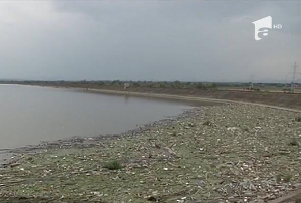 Imagini dezolante, în Braşov: viitură de gunoaie, pe râul Olt