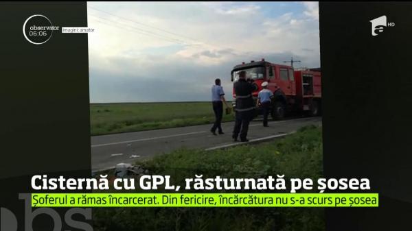 O cisternă plină cu 12 tone de GPL s-a răsturnat pe o şosea din judeţul Brăila