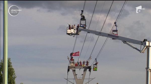 Operaţiune de salvare impresionantă în Germania. Peste o sută de persoane au fost coborâte cu frânghii dintr-o telecabină rămasă suspendată deasupra Rinului