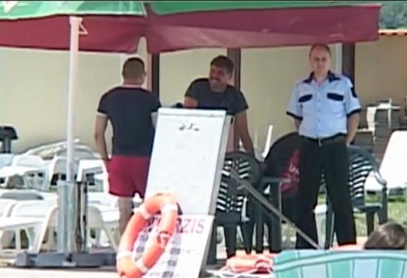 Scenă de groază la ştrandul din Motru! O profesoară a fost lovită de fostul soţ în faţa a zeci de martori. Totul a pornit de la copilul lor (VIDEO)