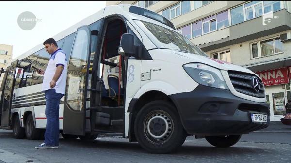 Imagini halucinante: Pasagerii unui microbuz sunt transportaţi cu uşile deschise, într-o înghesuială greu de imaginat