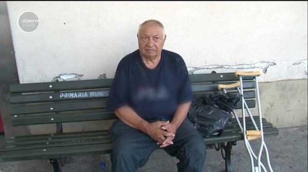 Bătrân abandonat într-un spital din Iași! Bărbatul a rămas pe drumuri după ce i-a ars casa