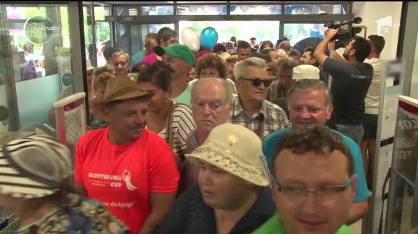 Îmbulzeală la intrarea unui magazin din Ploieşti. Oamenii s-au aşezat la coadă cu noaptea-n cap, pentru a beneficia de oferta de deschidere a magazinului