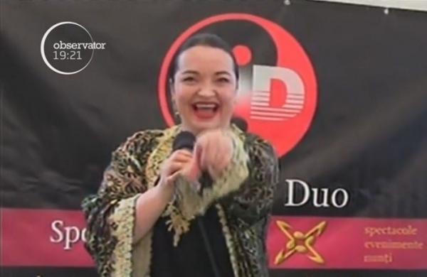 Rock în costum popular! O cunoscută cântăreaţă de folclor şi-a încheiat recitalul cu un hit din anii '80