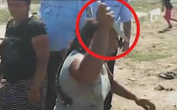 Scandal monstru la marginea Capitalei. Un grup de romi i-a atacat pe poliţiştii veniţi să confişte căruţele