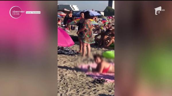 Imagini incredibile pe plaja din Mamaia. O turistă scuipă nestingherită coji de seminţe în nisip, chiar dacă este blamată de cei din jur