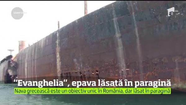 Epava de la Costineşti se degradează de la un an la altul. Hoţii de fier vechi dau tot mai des târcoale simbolului staţiunii