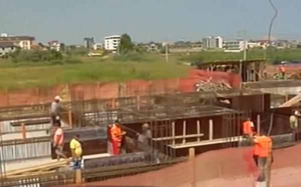 Turiştii din Mamaia Nord sunt revoltaţi! Au plătit mii de lei pentru vacanţă şi se odihnesc într-un şantier